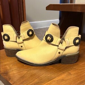 Stylish Tan Ankle Boots with Buckle Detail